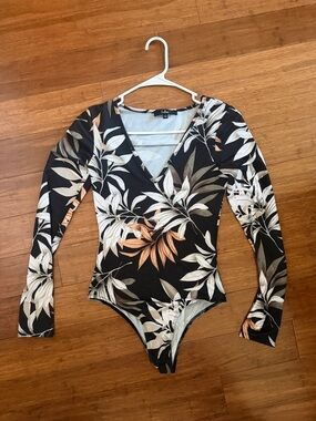 Lulu's Black Floral V-Neck Long Sleeve bodysuit with Cream & Tan Leaves small